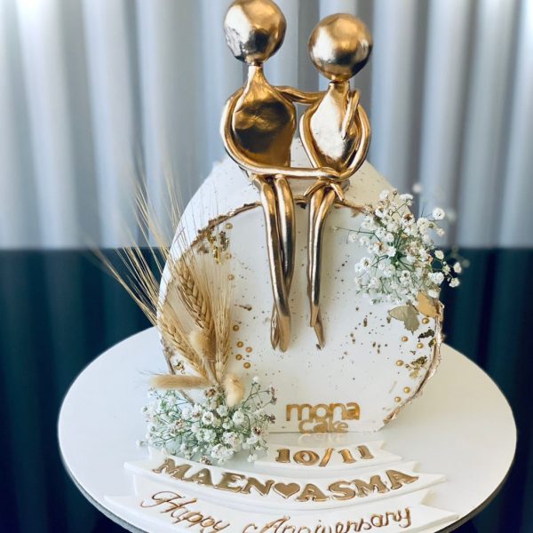 Anniversary Cake With Golden Couple Toy
