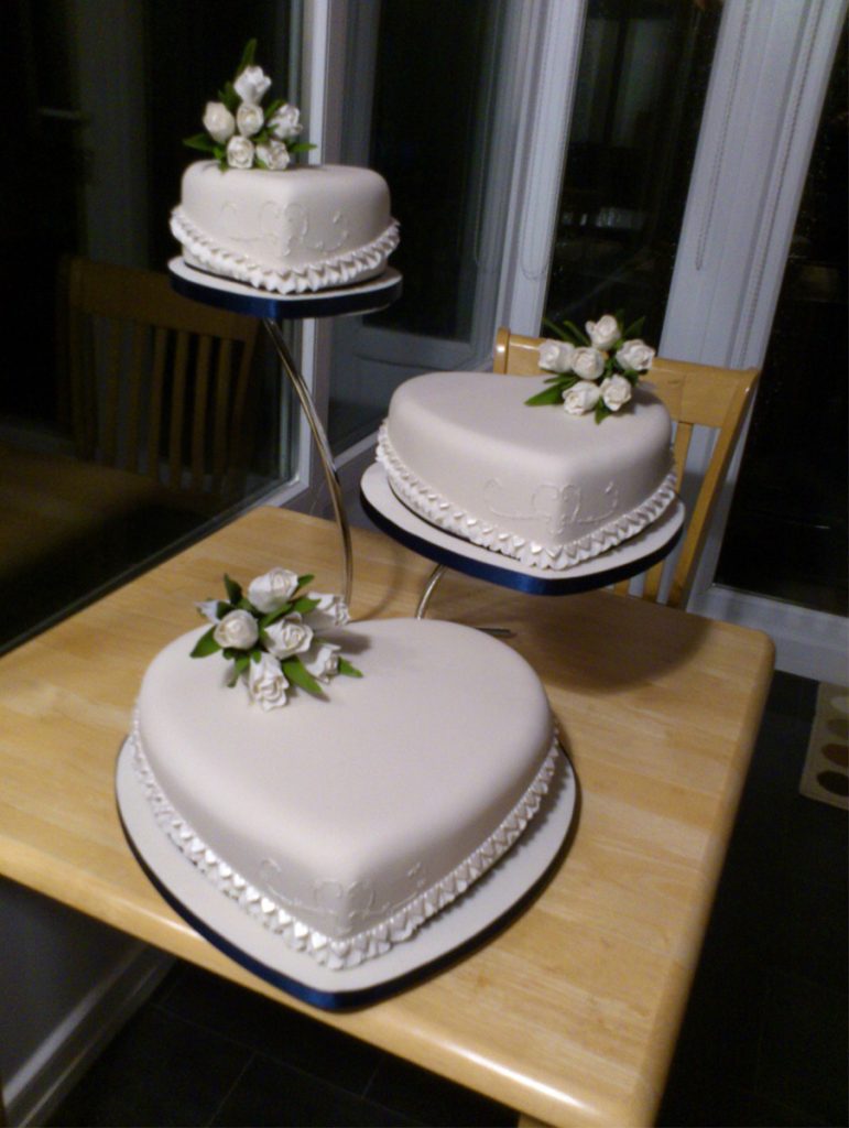 Heart Shaped Wedding Customized Fancy Cake